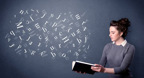 Jovem senhora segurando livro com letras — Fotografia de Stock