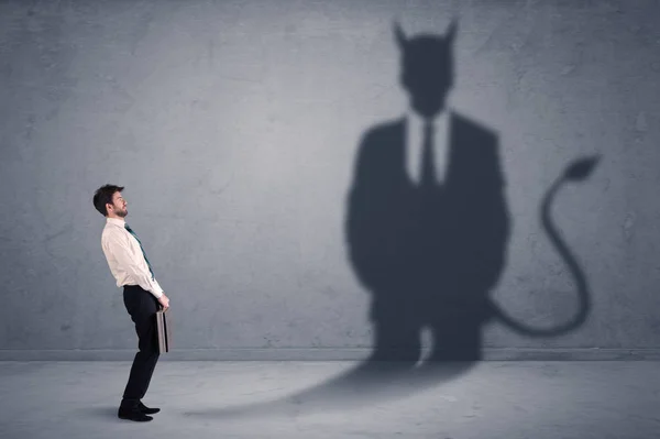 Homme d'affaires regardant son propre concept d'ombre démon diable — Photo