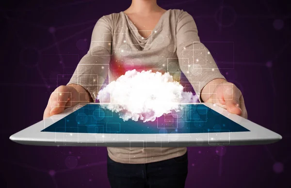 Mujer sosteniendo tableta con gráfico de nube —  Fotos de Stock