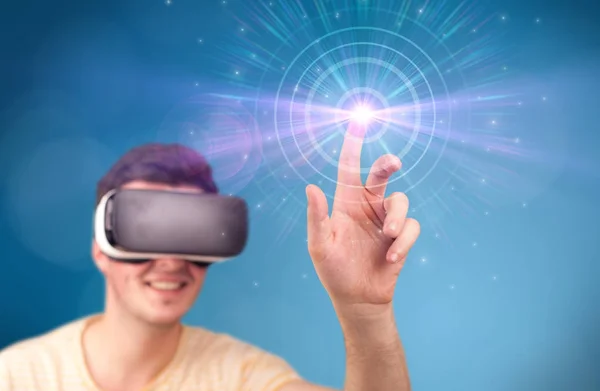 Man wearing virtual reality goggles — Stock Photo, Image