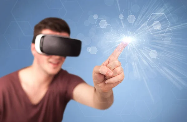 Man wearing virtual reality goggles — Stock Photo, Image