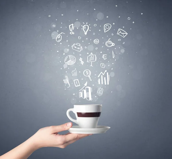 Mão feminina segurando xícara de café — Fotografia de Stock