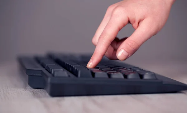Κλείσιμο κουμπιών πληκτρολογίου που πιέζουν το χέρι — Φωτογραφία Αρχείου