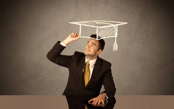 Glad college examen rita akademisk hatt — Stockfoto