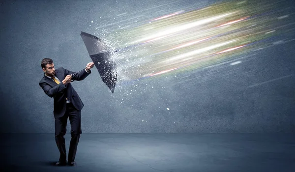 Homem de negócios defendendo feixes de luz com conceito guarda-chuva — Fotografia de Stock