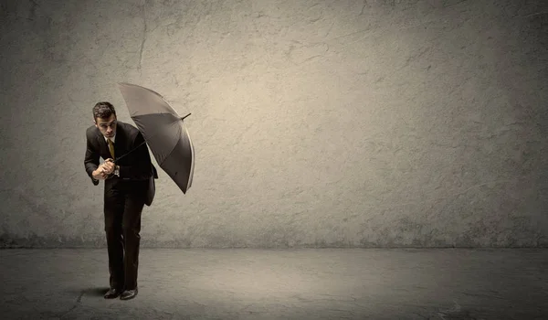 잘생긴 사업가 복사 공간 backgroun 우산을 들고 — 스톡 사진