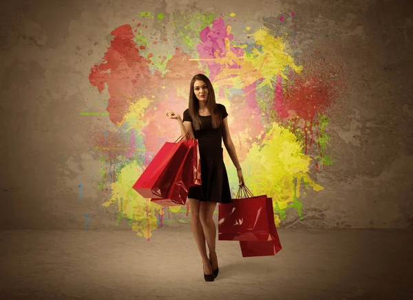 Chica con bolsas de compras y salpicaduras de pintura — Foto de Stock