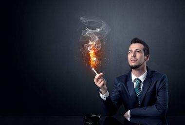 İş adamı sigara içiyor.