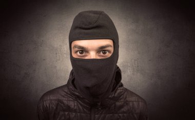 Hırsız aracı ile.