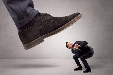 Küçük adam büyük bir güç tarafından ayaklar altına