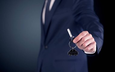 Genç adam el tuşları 