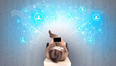 Sandalyede oturan kadın ile sosyal medya kavramı