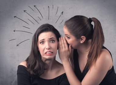 Kız onu kız arkadaşına gizli şeyler söylüyorum