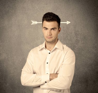 Kafasına bir ok ile genç pazarlamacı