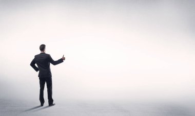 Boş beyaz arkaplanı olan satıcı