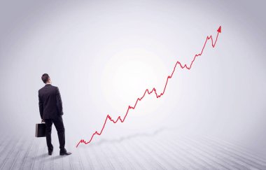 Kırmızı grafik ok ile ayakta işadamı