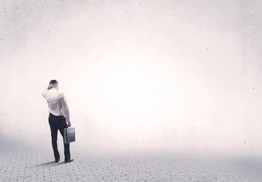 Sırtını dönük duran zarif bir insan.