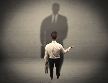 İş adamı büyük gölge kavramına bakıyor