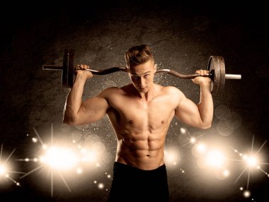 Güçlü seksi erkek vücut çalışıyor.