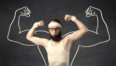 Çekici kasları olan zayıf genç bir adam.