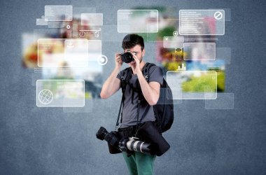 Kameralı yakışıklı fotoğrafçı.
