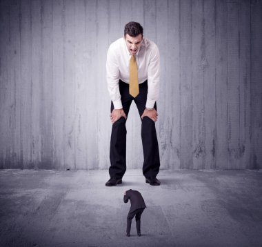 Büyük patron küçük iş adamına lokma atıyor.