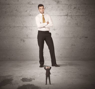 Büyük bir iş adamı küçük bir iş arkadaşına bakıyor.