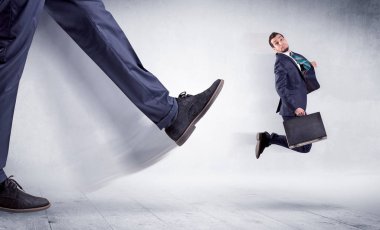 Uzun bacaklı tekme küçük adam