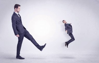 Büyük adam küçük kendisini kovuyor