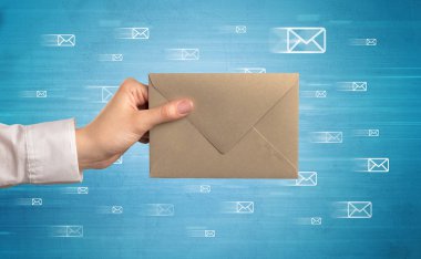 Zarf mesaj sembolleri tutan el