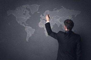 Dünya haritası olan iş adamı