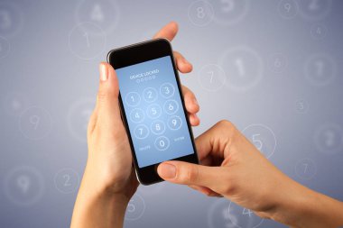Akıllı telefon tutan bir kadın.