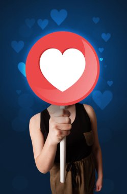 Kalp işareti tutan kadın