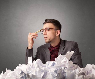 İşadamı buruşuk kağıt arkasında