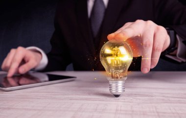 bir ampul tutarak ofis çalışanı