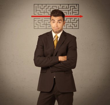 Yakışıklı iş adamı çözme labirent