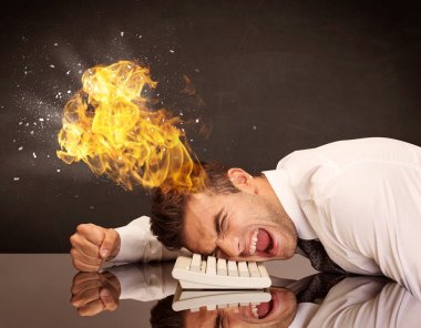 Stresli iş adamının kafası yanıyor.