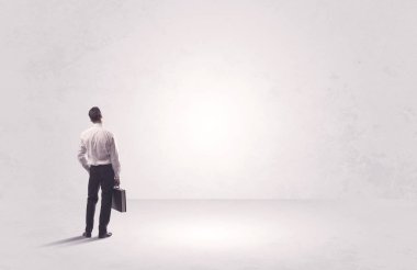 Saf hiçliğin içinde duran bir finans işçisi