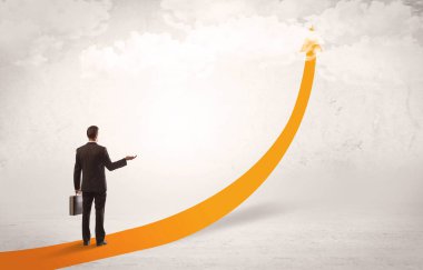 Turuncu ok üzerinde duran iş kişi