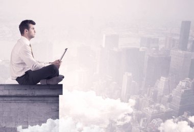 Satış elemanı şehrin sınırında oturuyor.