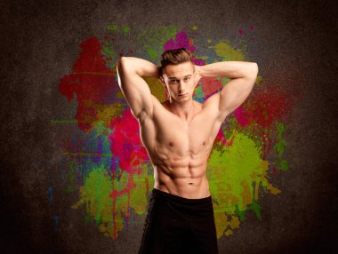 Renkli duvarı ve kilosu olan güçlü bir adam.