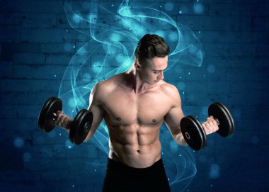 Çekici güçlü fitness adamı ağırlık kaldırıyor.