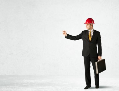 Boşlukta çizim yapan genç mimar