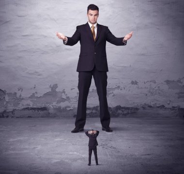 Kızgın büyük müdür küçük iş adamına bakıyor.