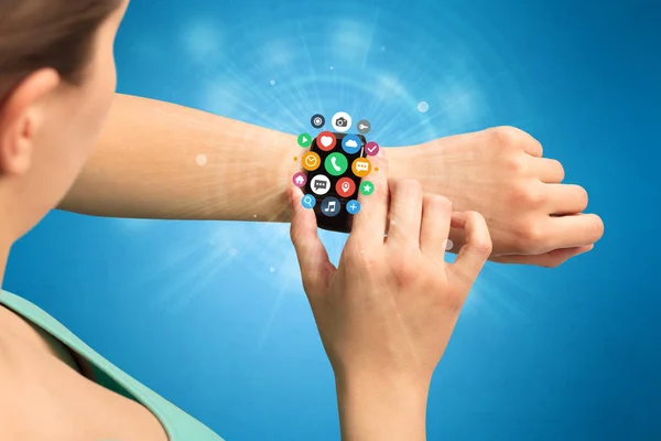 Smartwatch con iconos de aplicación . —  Fotos de Stock