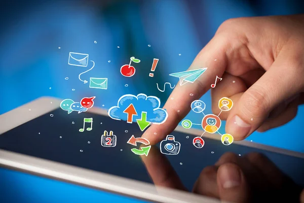 Finger berühren Tablet mit Social Icons — Stockfoto