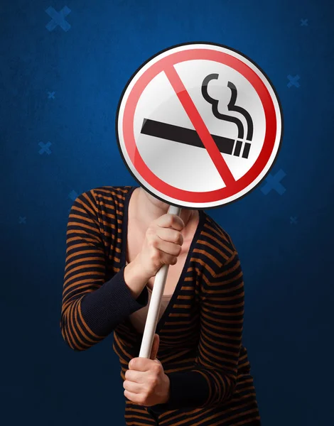 Žena držící výstraha-zákaz kouření — Stock fotografie