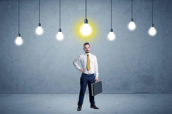 Podnikatel, stojící nenápaditý žárovky nad — Stock fotografie