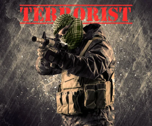 Gevaarlijke gemaskerde en gewapende man met terroristische aanlog grungy bac — Stockfoto