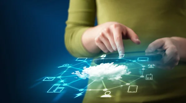 Detailní záběr ruky držící tablet s oblak síťové technologie — Stock fotografie